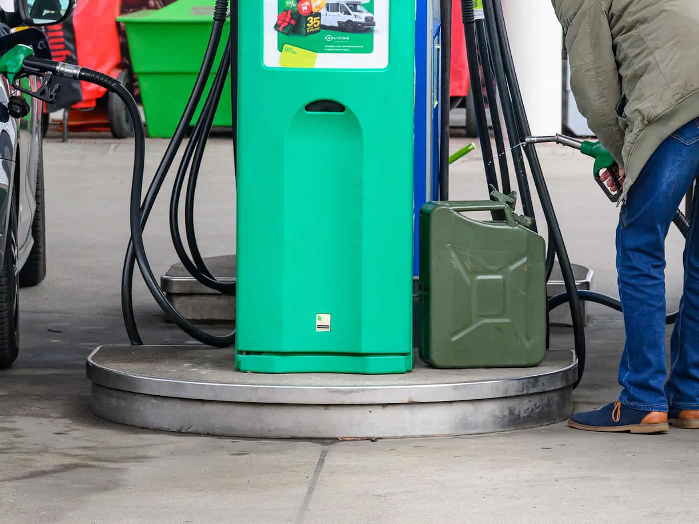 Arbeitgeber sollen angesichts der gestiegenen Spritpreise einen Entlastungsbonus zahlen können. Der Verband der Wirtschaft Thüringens sieht das aber mit Skepsis. (Symbolbild)  / Foto: Patrick Pleul/dpa