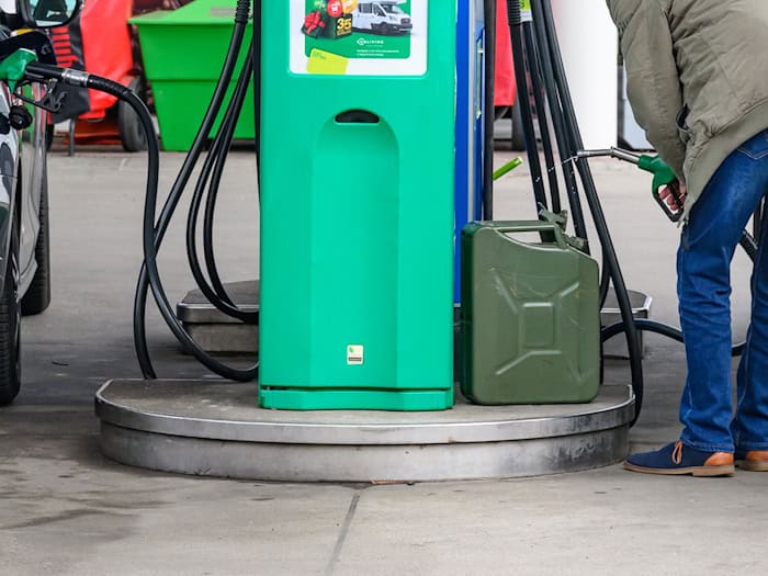 Arbeitgeber sollen angesichts der gestiegenen Spritpreise einen Entlastungsbonus zahlen können. Der Verband der Wirtschaft Thüringens sieht das aber mit Skepsis. (Symbolbild)  / Foto: Patrick Pleul/dpa