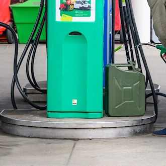 Arbeitgeber sollen angesichts der gestiegenen Spritpreise einen Entlastungsbonus zahlen können. Der Verband der Wirtschaft Thüringens sieht das aber mit Skepsis. (Symbolbild)  / Foto: Patrick Pleul/dpa