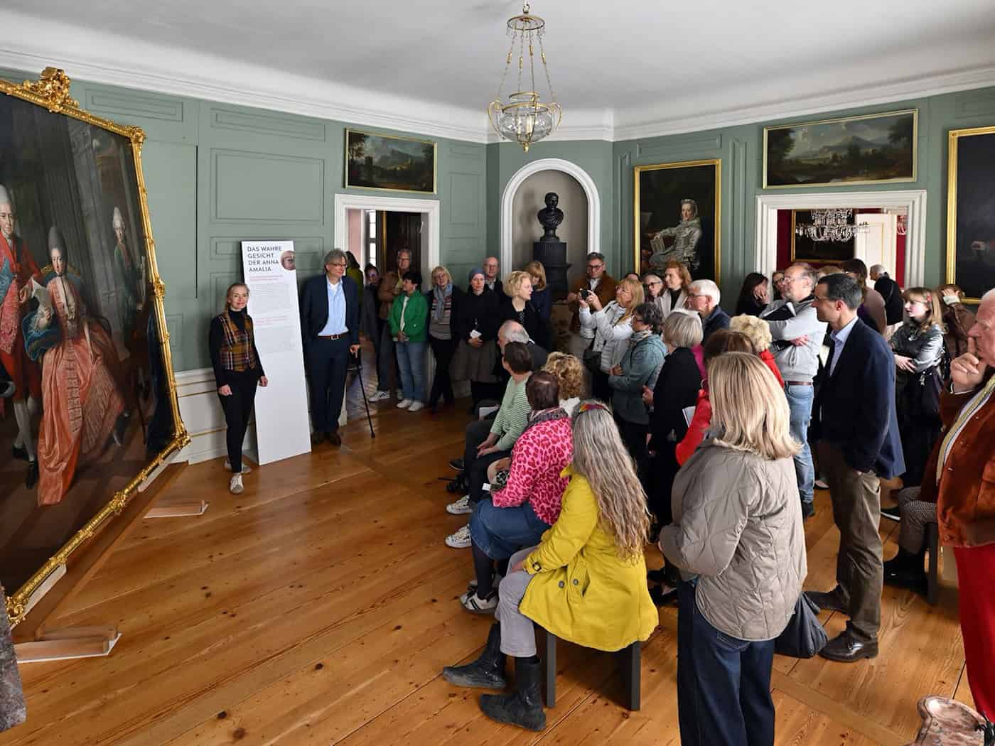 Im frisch sanierten Wittumspalais wird ein frisch saniertes, lebensgroße Gemälde gezeigt, auf dem Anna Amalia und ihre Söhne dargestellt sind. / Foto: Martin Schutt/dpa