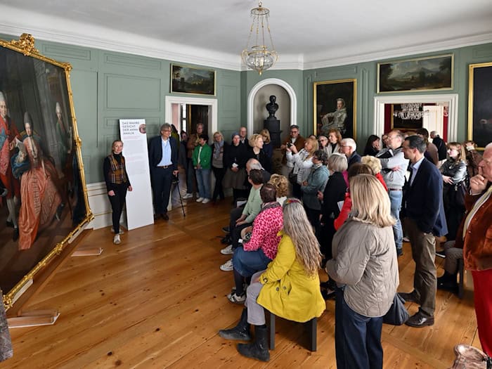 Im frisch sanierten Wittumspalais wird ein frisch saniertes, lebensgroße Gemälde gezeigt, auf dem Anna Amalia und ihre Söhne dargestellt sind. / Foto: Martin Schutt/dpa