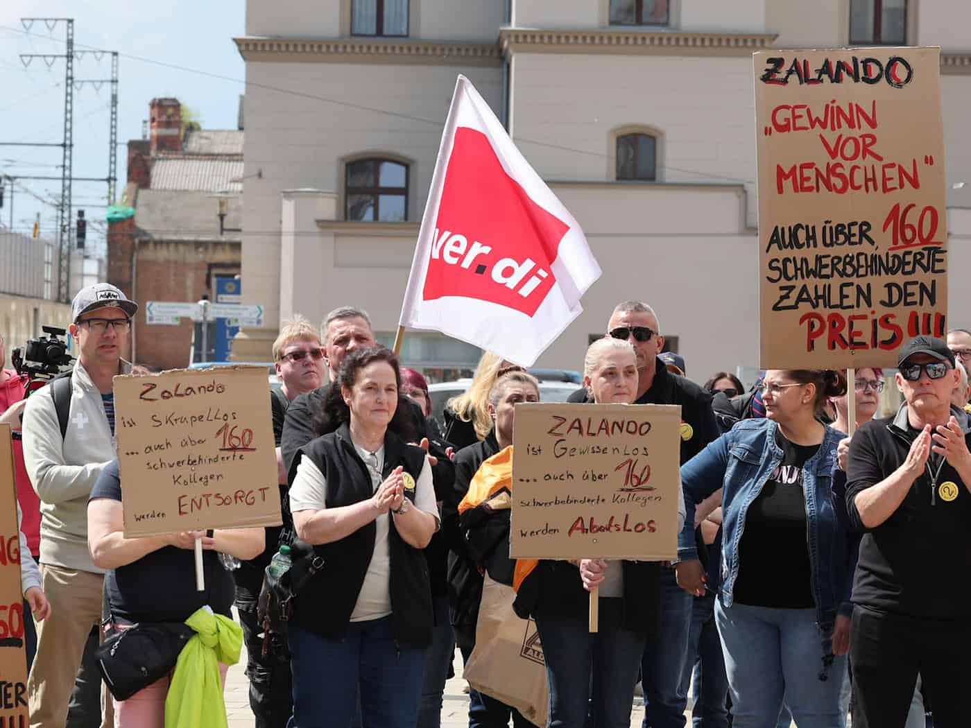Die Kundgebung vor dem Hauptbahnhof in Erfurt richtete sich gegen die Schließungspläne Zalandos für das Logistikzentrum in Erfurt.  / Foto: Bodo Schackow/dpa