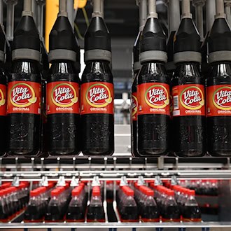 Der Absatz der traditionell gezuckerten Cola ging leicht zurück. (Archivbild) / Foto: Martin Schutt/dpa-Zentralbild/dpa