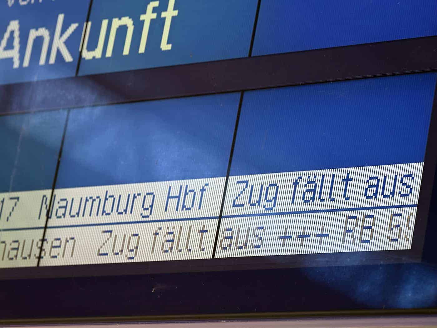 In Thüringen sind immer mehr Züge unpünktlich oder fallen ganz aus. (Archivbild) / Foto: Martin Schutt/dpa