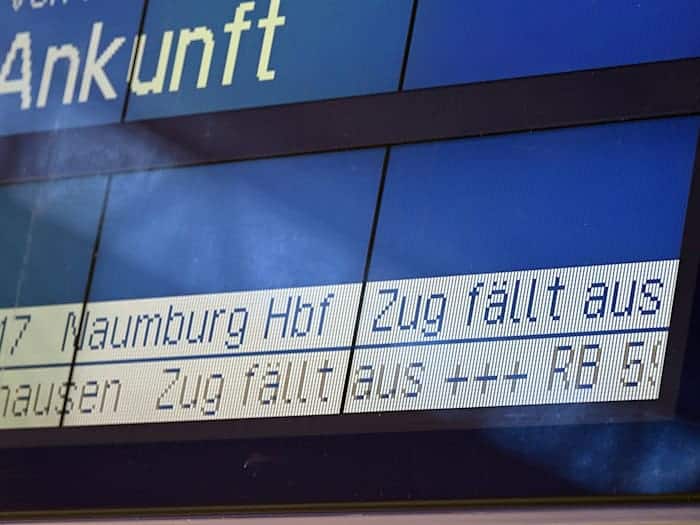 In Thüringen sind immer mehr Züge unpünktlich oder fallen ganz aus. (Archivbild) / Foto: Martin Schutt/dpa