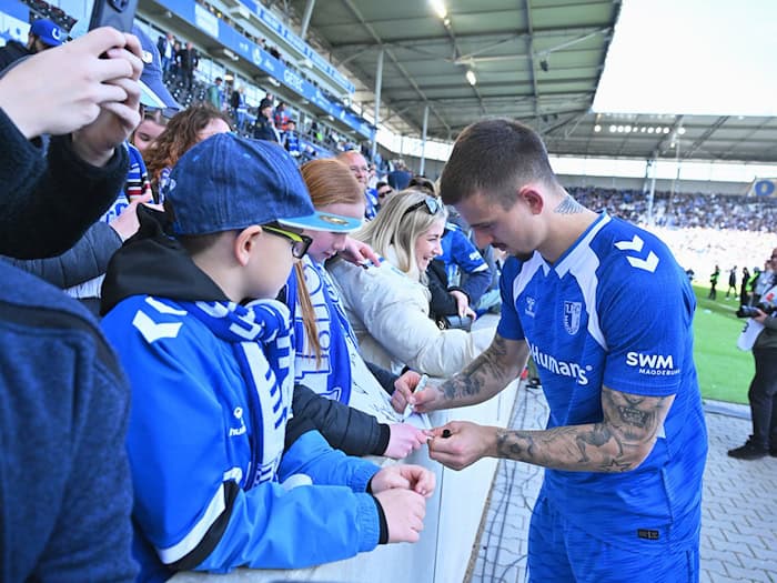 Nach seinem Doppelpack gegen Bochum waren Mateusz Zukowskis Autogramme gefragt.  / Foto: Swen Pförtner/dpa