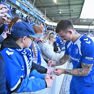 Nach seinem Doppelpack gegen Bochum waren Mateusz Zukowskis Autogramme gefragt.  / Foto: Swen Pförtner/dpa
