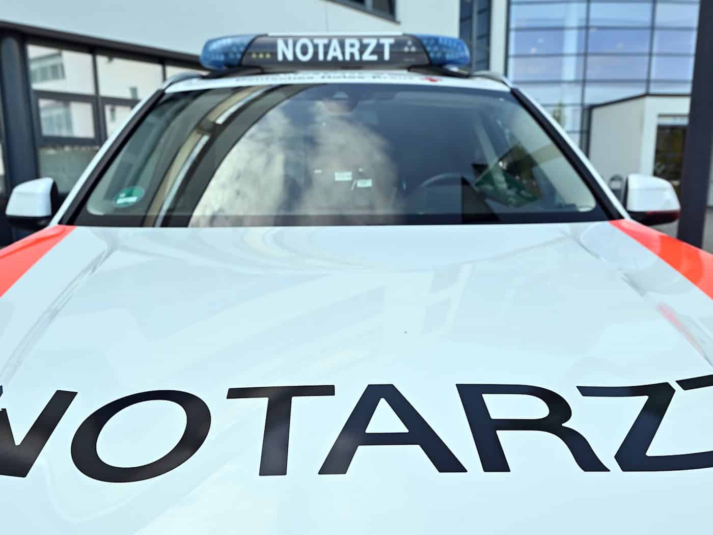 Für den Einsatz der Telenotärzte wurden unter anderem Rettungswagen mit Tablets zur Echtzeit-Übertragung wichtiger Daten zum Zustand von Patienten wie Herz- und Atemfrequenz oder Blutdruck ausgerüstet. / Foto: Martin Schutt/dpa