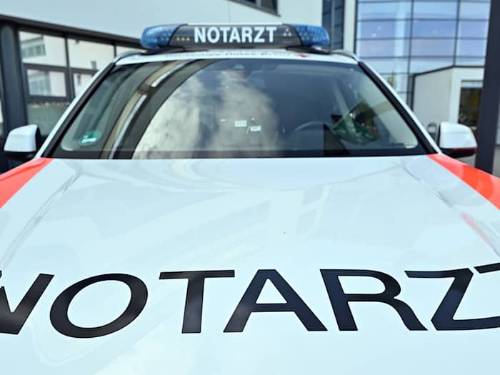 Für den Einsatz der Telenotärzte wurden unter anderem Rettungswagen mit Tablets zur Echtzeit-Übertragung wichtiger Daten zum Zustand von Patienten wie Herz- und Atemfrequenz oder Blutdruck ausgerüstet. / Foto: Martin Schutt/dpa