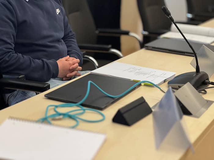 Im Prozess wegen des Anschlags auf eine Wohnung für Flüchtlinge im Ilm-Kreis sind Details aus Durchsuchungen bei den Angeklagten bekanntgeworden. (Archivbild) / Foto: Sebastian Haak/dpa-Zentralbild/dpa
