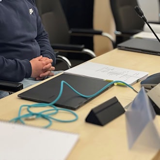 Im Prozess wegen des Anschlags auf eine Wohnung für Flüchtlinge im Ilm-Kreis sind Details aus Durchsuchungen bei den Angeklagten bekanntgeworden. (Archivbild) / Foto: Sebastian Haak/dpa-Zentralbild/dpa