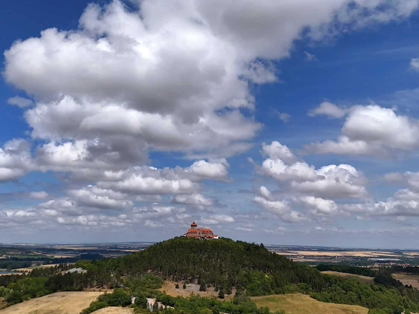 Trotz vieler Wolken lädt das Wetter am Wochenende zu einem Ausflug ein. Der Deutsche Wetterdienst rechnet damit, dass es weitgehend trocken bleibt. (Symbolbild) / Foto: Martin Schutt/dpa