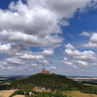 Trotz vieler Wolken lädt das Wetter am Wochenende zu einem Ausflug ein. Der Deutsche Wetterdienst rechnet damit, dass es weitgehend trocken bleibt. (Symbolbild) / Foto: Martin Schutt/dpa
