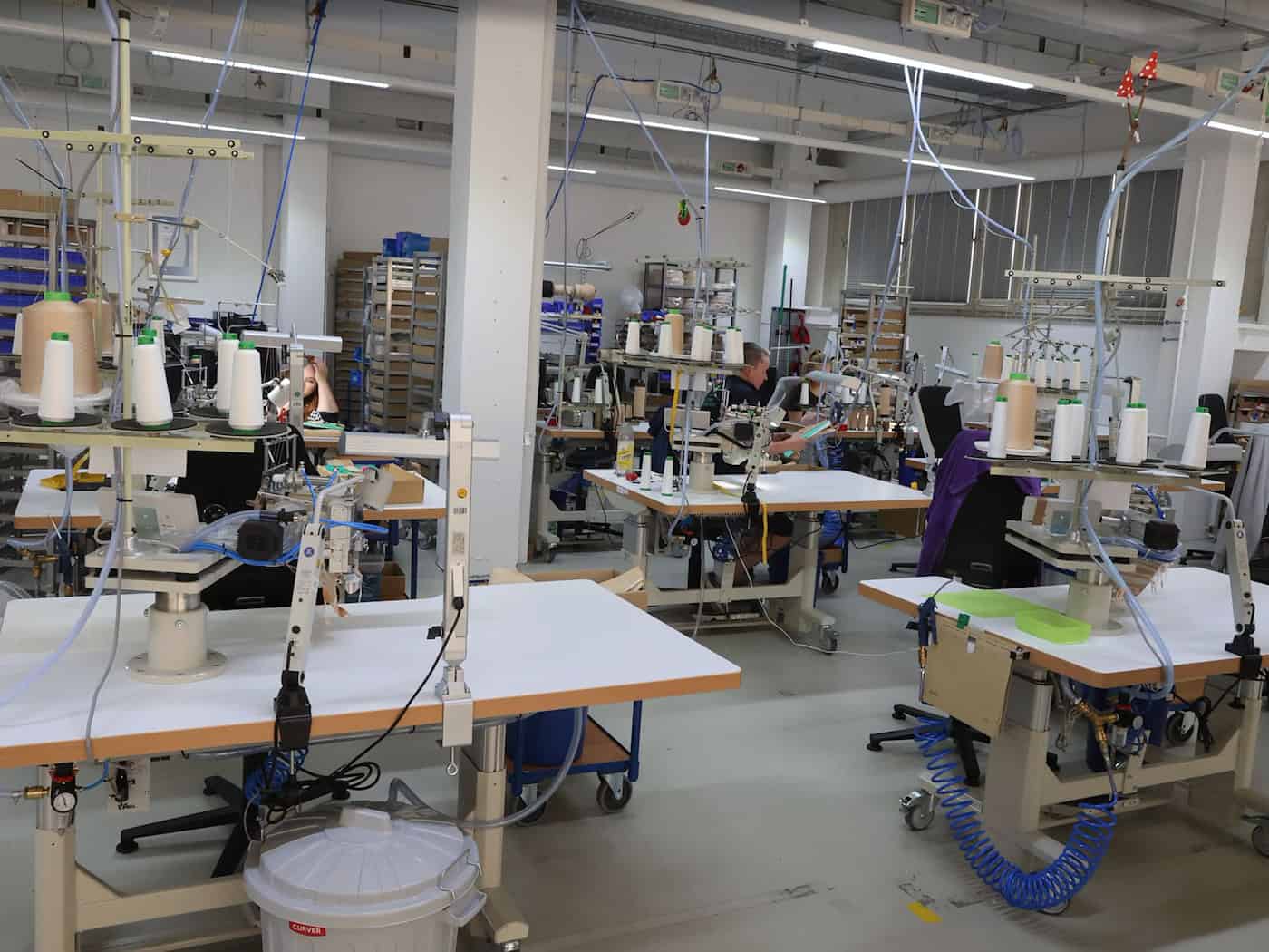 Mit einer Gesamtinvestition von rund 100 Millionen Euro stärkt Bauerfeind seinen zentralen Stammsitz in Zeulenroda. (Archivbild)  / Foto: Bodo Schackow/dpa