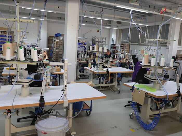 Mit einer Gesamtinvestition von rund 100 Millionen Euro stärkt Bauerfeind seinen zentralen Stammsitz in Zeulenroda. (Archivbild)  / Foto: Bodo Schackow/dpa