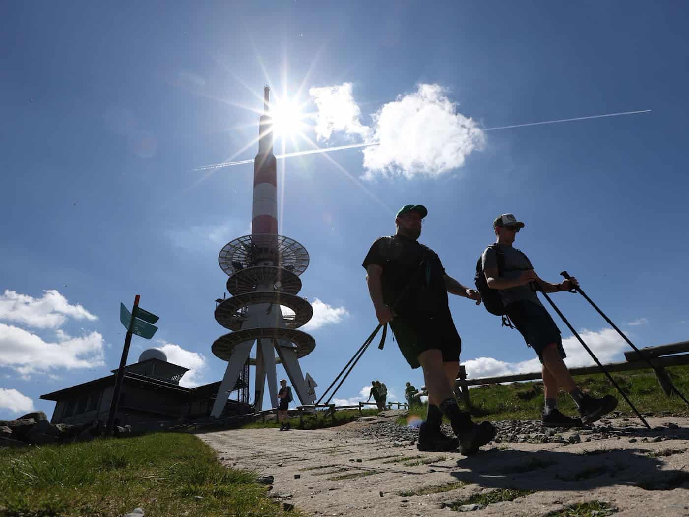 Das schöne Wetter am Pfingstsamstag lud zu Ausflügen ein - wie hier am Brocken. In Sachsen, Sachsen-Anhalt und in Thüringen war es knapp der wärmste Tag des bisherigen Jahres.  / Foto: Matthias Bein/dpa