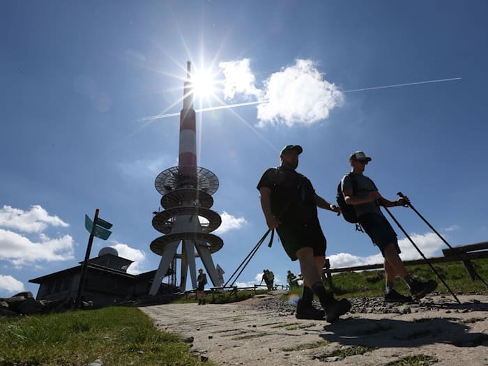 Das schöne Wetter am Pfingstsamstag lud zu Ausflügen ein - wie hier am Brocken. In Sachsen, Sachsen-Anhalt und in Thüringen war es knapp der wärmste Tag des bisherigen Jahres.  / Foto: Matthias Bein/dpa