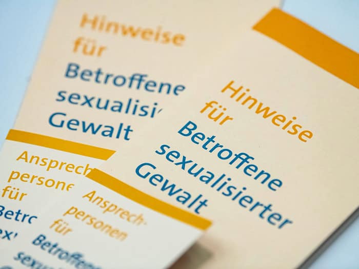 Vorwürfe sexualisierter Grenzverletzungen durch einen beliebten katholischen Pfarrer schockieren Gläubige im Eichsfeld. (Symbolbild) / Foto: Fabian Sommer/dpa