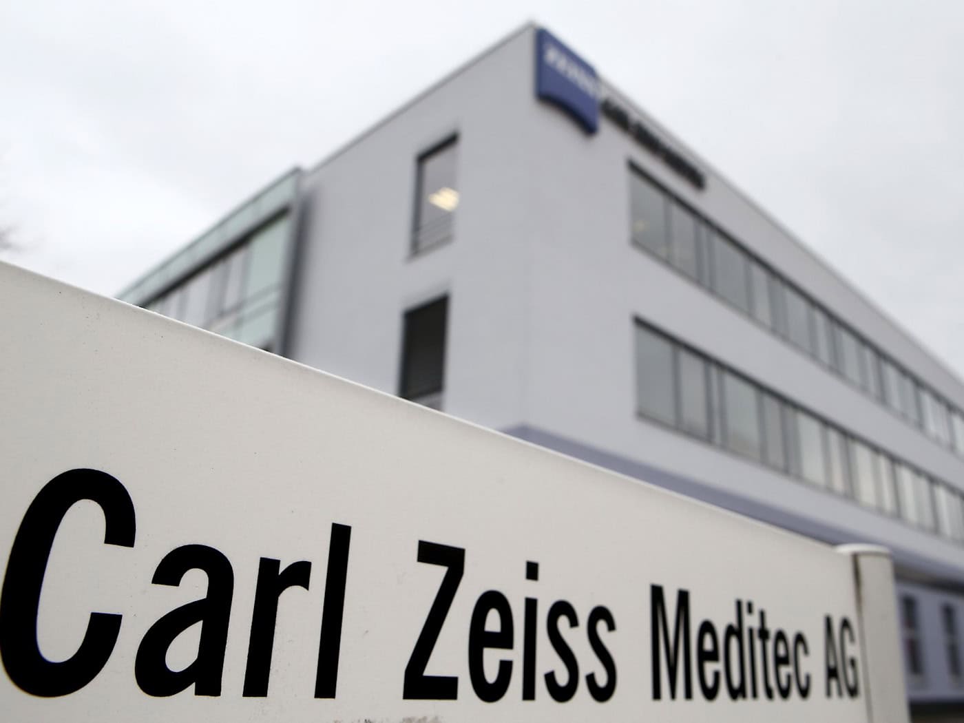 Der Medizintechnikkonzern will seine Kosten senken. / Foto: Bodo Schackow/dpa-Zentralbild/dpa