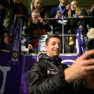 Ein letztes Foto als Aue-Spieler? Torwart Martin Männel macht nach dem letzten Heimspiel in der 3. Liga Selfies für die Fans. / Foto: Robert Michael/dpa
