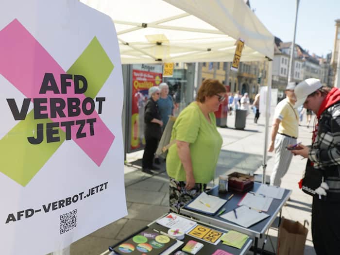 In Erfurt demonstrierten Menschen für ein AfD-Verbot. / Foto: Bodo Schackow/dpa