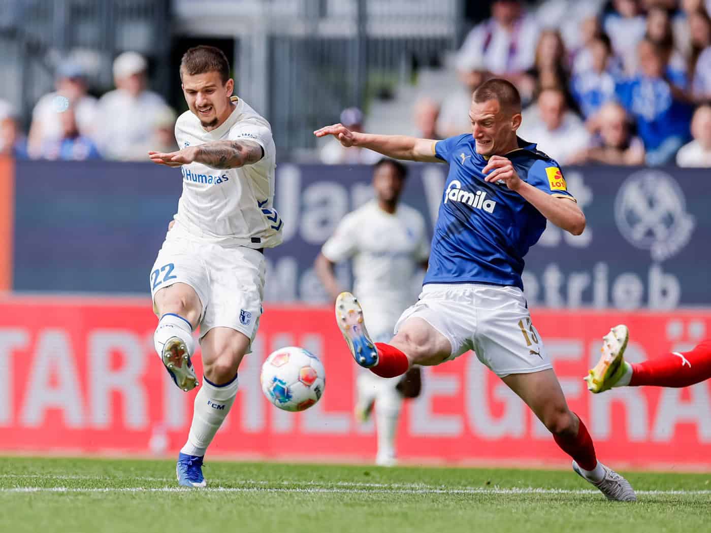 Mateusz Zukowski (l) blieb in Kiel ohne Treffer. / Foto: Philipp Szyza/dpa