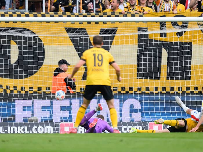  Vincent Vermeij (Dynamo Dresden, r) erzielt das Tor zum 2:0. / Foto: Robert Michael/dpa