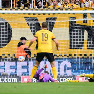  Vincent Vermeij (Dynamo Dresden, r) erzielt das Tor zum 2:0. / Foto: Robert Michael/dpa