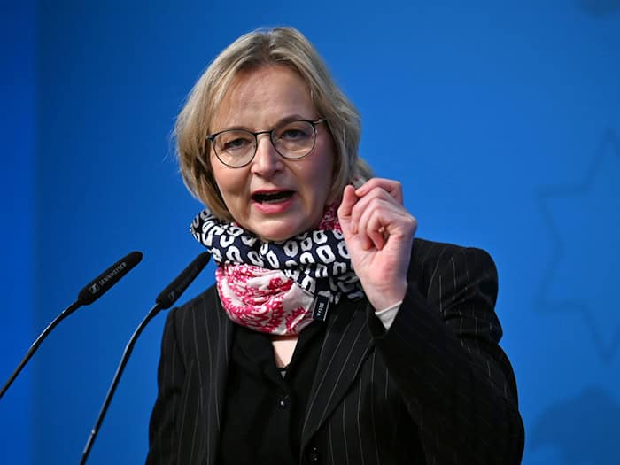 Thüringens Finanzministerin Katja Wolf (BSW) hat eine Ausweitung der Telefonzeiten der Thüringer Finanzämter angekündigt. (Archivbild) / Foto: Martin Schutt/dpa
