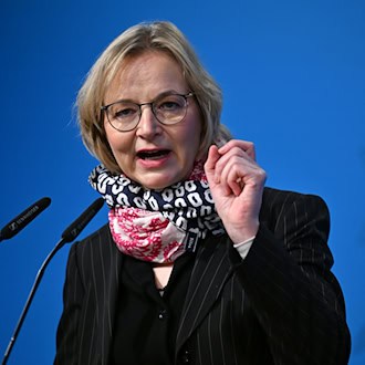 Thüringens Finanzministerin Katja Wolf (BSW) hat eine Ausweitung der Telefonzeiten der Thüringer Finanzämter angekündigt. (Archivbild) / Foto: Martin Schutt/dpa