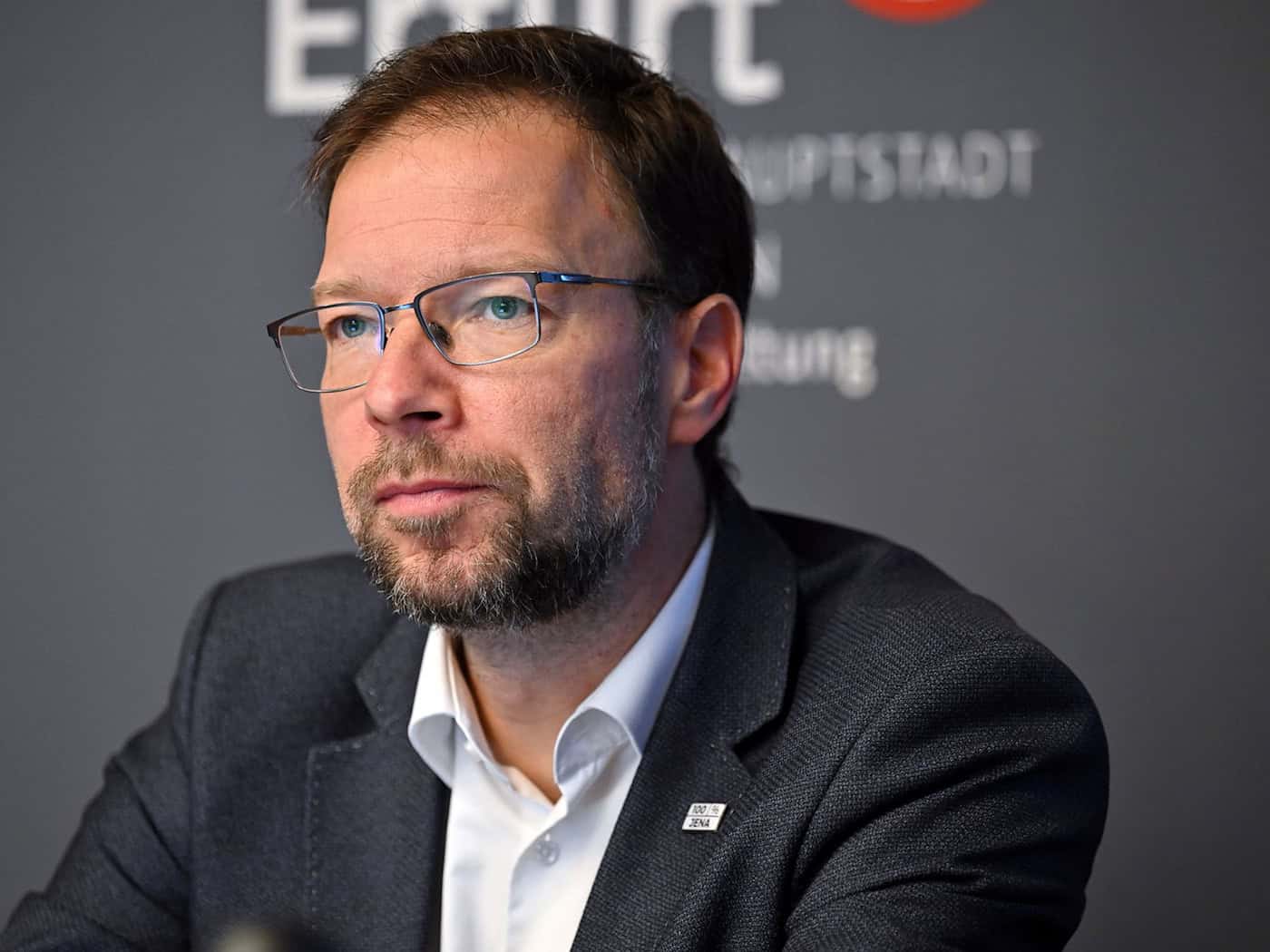 Jenas Oberbürgermeister Thomas Nitzsche (FDP) und andere Dezernenten der Stadt haben empört auf das Banner reagiert. (Archivbild) / Foto: Martin Schutt/dpa
