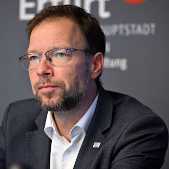 Jenas Oberbürgermeister Thomas Nitzsche (FDP) und andere Dezernenten der Stadt haben empört auf das Banner reagiert. (Archivbild) / Foto: Martin Schutt/dpa