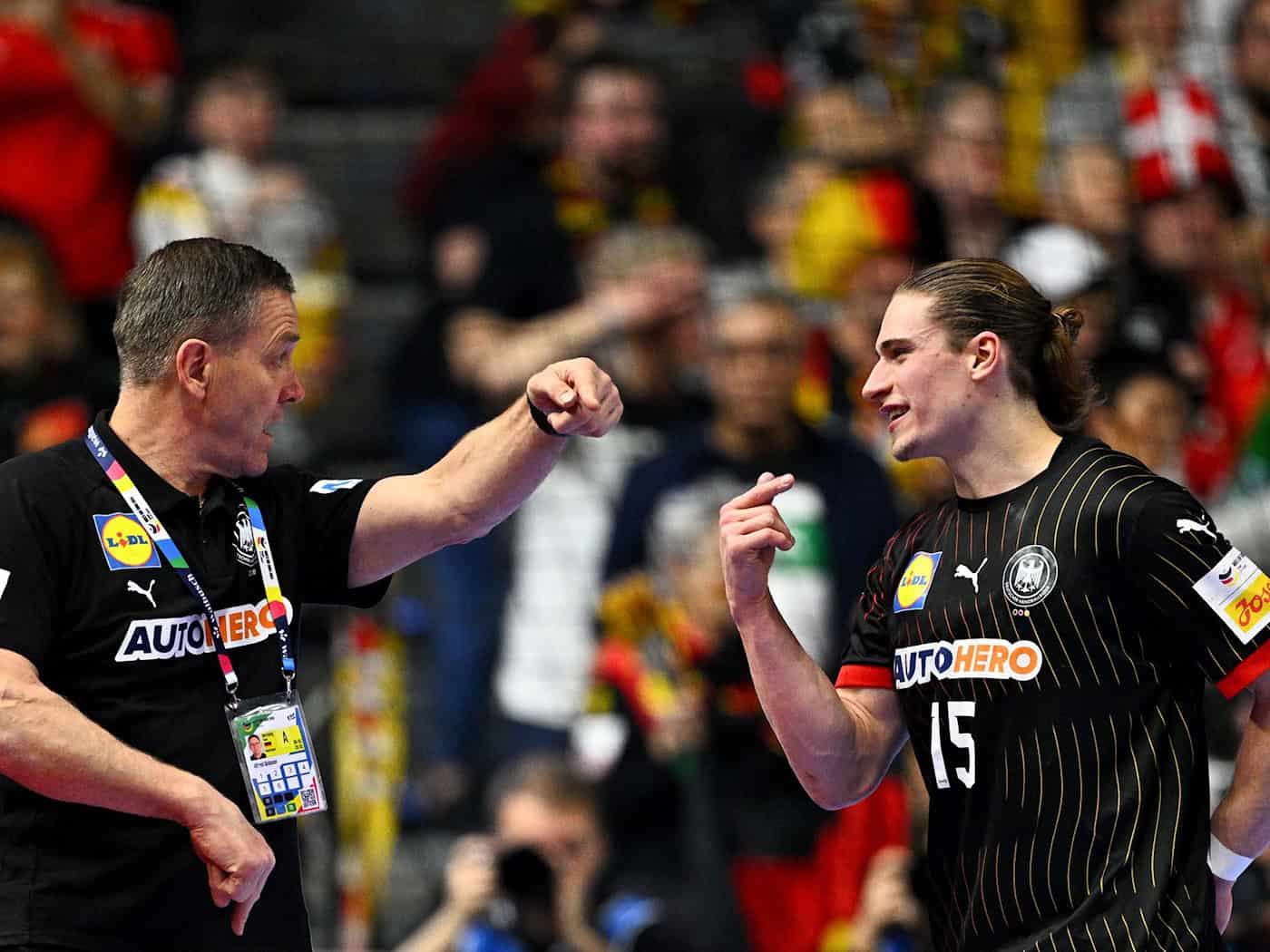 Handball-Nationaltrainer Alfred Gislason (l) und Juri Knorr werden ab dem 1. Juli von Opel unterstützt. (Archivbild) / Foto: Tom Weller/dpa