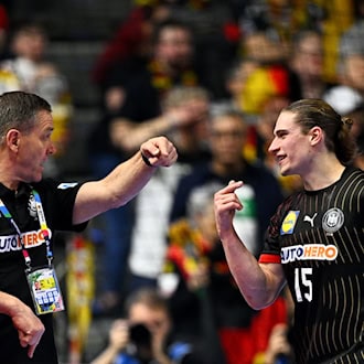 Handball-Nationaltrainer Alfred Gislason (l) und Juri Knorr werden ab dem 1. Juli von Opel unterstützt. (Archivbild) / Foto: Tom Weller/dpa