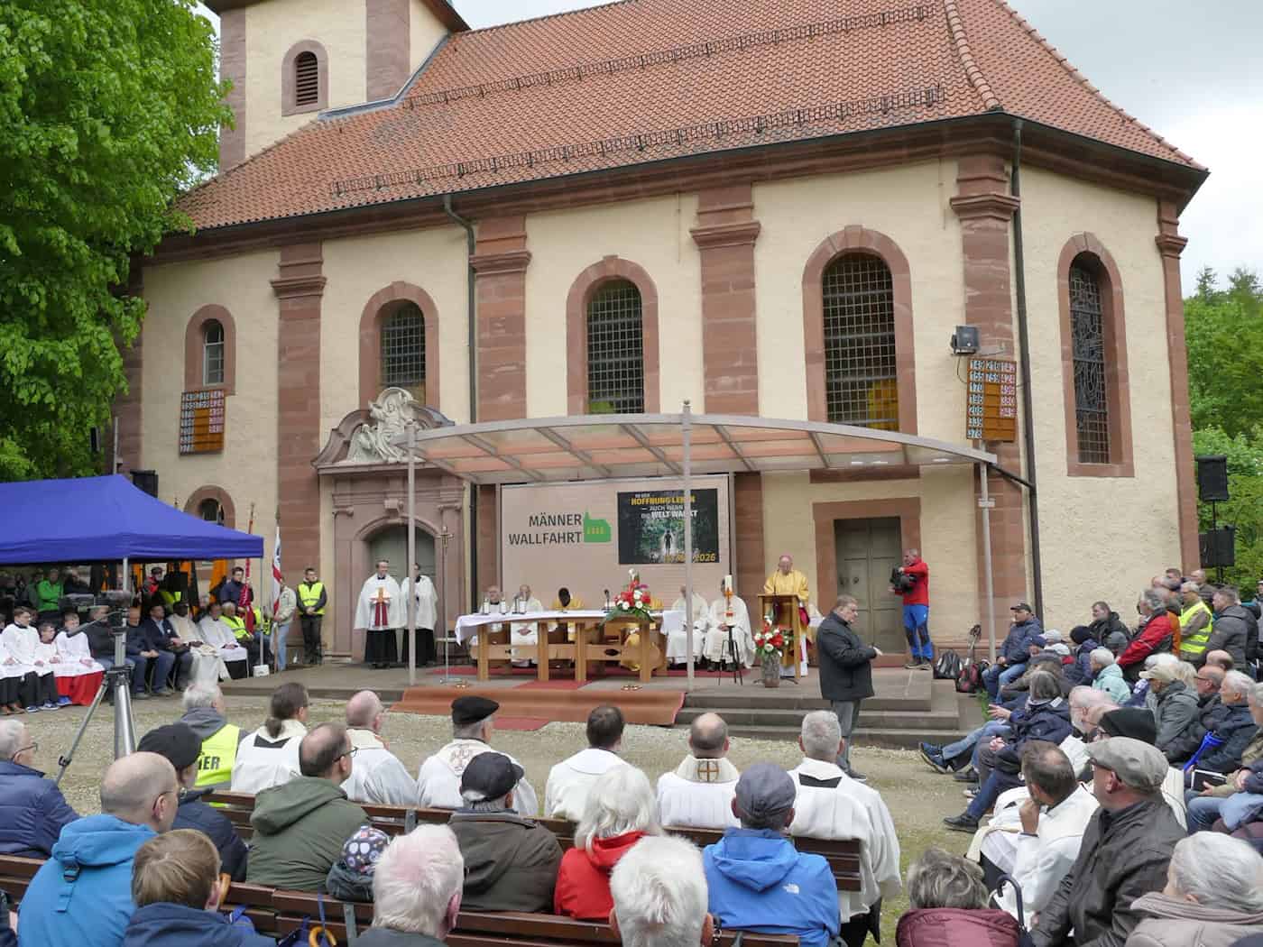 Tausende bei traditioneller Männerwallfahrt im Eichsfeld.  / Foto: Gregor Mühlhaus/dpa-Zentralbild/dpa