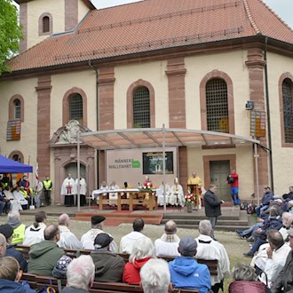 Tausende bei traditioneller Männerwallfahrt im Eichsfeld.  / Foto: Gregor Mühlhaus/dpa-Zentralbild/dpa