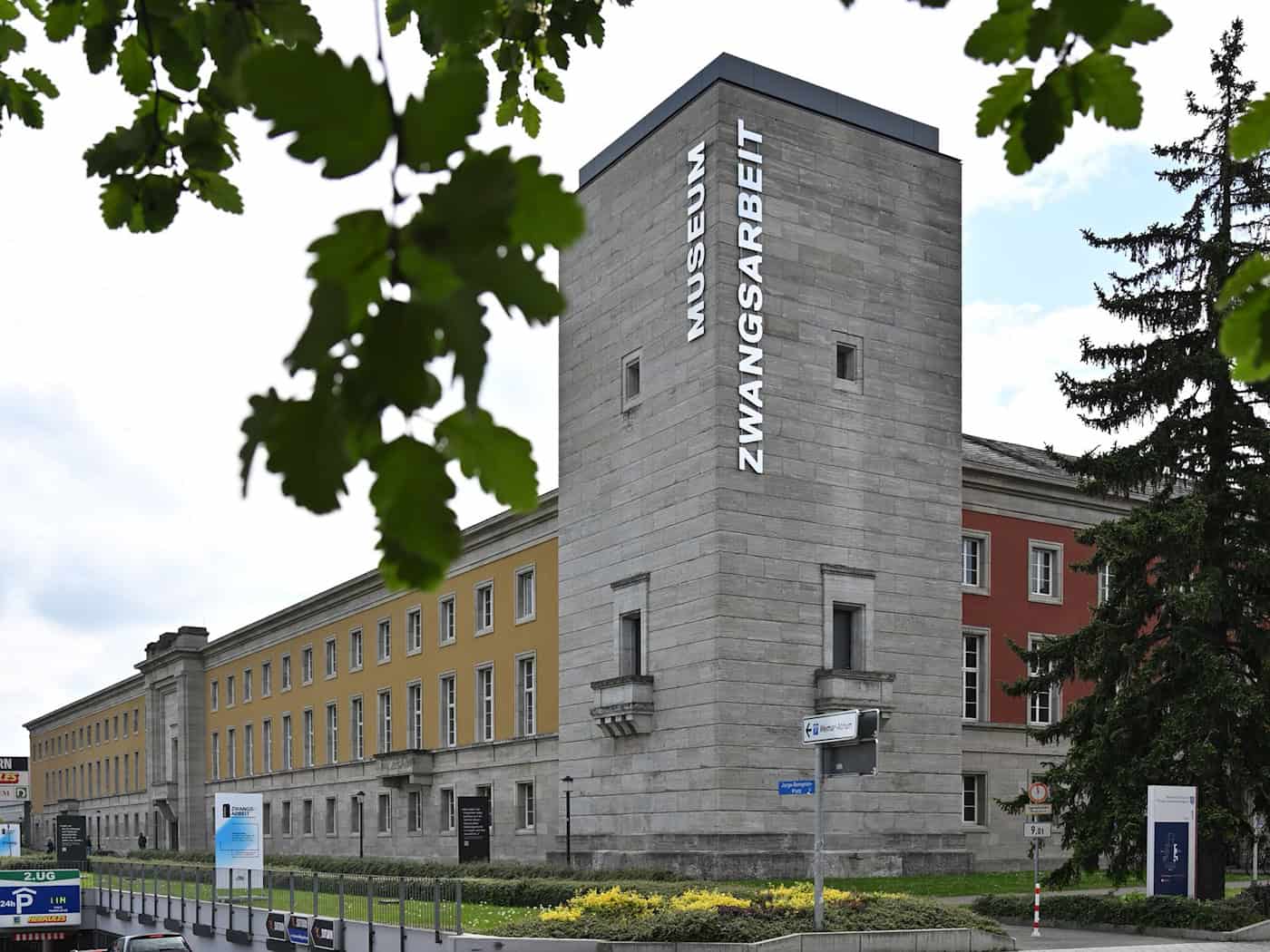 Zu hören sind die Geschichten ab dem 8. Mai unter anderem über eine Website des Museums Zwangsarbeit im Nationalsozialismus. (Archivbild) / Foto: Martin Schutt/dpa