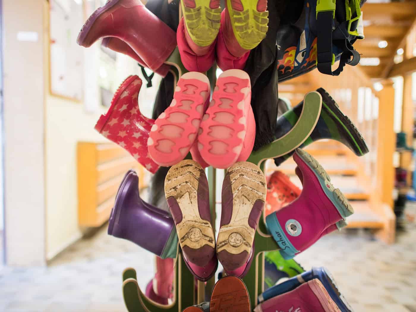 In rund einem Viertel der Thüringer Kindergärten werden mehr Kinder pro Erzieherin und Erzieher betreut, als es der Personalschlüssel eigentlich vorgibt. (Symbolbild) / Foto: Andreas Arnold/dpa