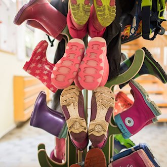 In rund einem Viertel der Thüringer Kindergärten werden mehr Kinder pro Erzieherin und Erzieher betreut, als es der Personalschlüssel eigentlich vorgibt. (Symbolbild) / Foto: Andreas Arnold/dpa