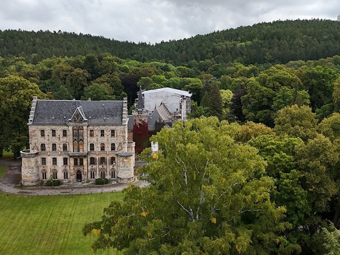 Schloss Reinhardsbrunn gehört zu den Sehenswürdigkeiten in Friedrichroda. (Archivbild)  / Foto: Martin Schutt/dpa