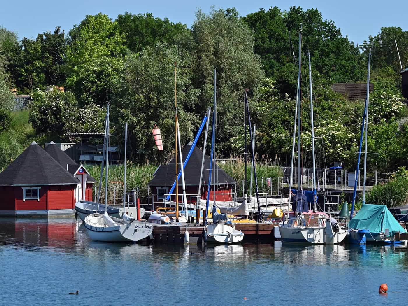 Bootfahren ist etwa auf dem Alperstedter See bei Erfurt möglich.  / Foto: Martin Schutt/dpa