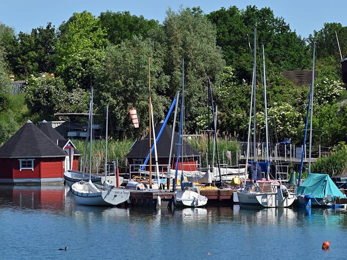 Bootfahren ist etwa auf dem Alperstedter See bei Erfurt möglich.  / Foto: Martin Schutt/dpa