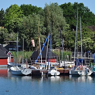 Bootfahren ist etwa auf dem Alperstedter See bei Erfurt möglich.  / Foto: Martin Schutt/dpa
