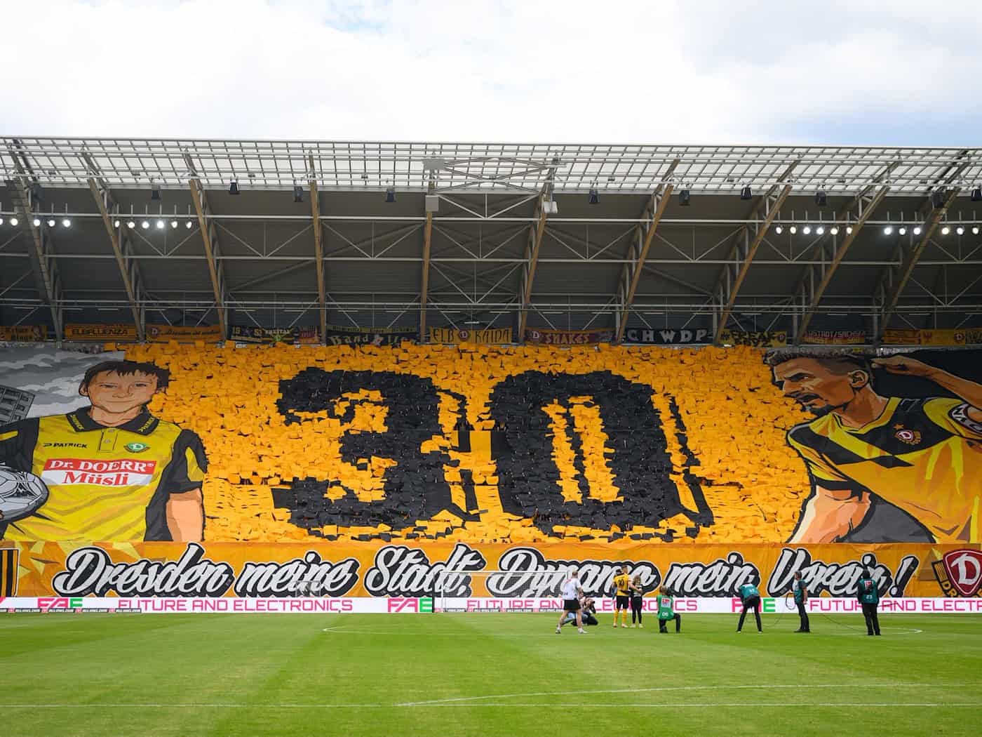 Die Fans im K-Block zeigen für Stefan Kutschke (Dynamo Dresden) zur Verabschiedung eine Choreographie. / Foto: Robert Michael/dpa