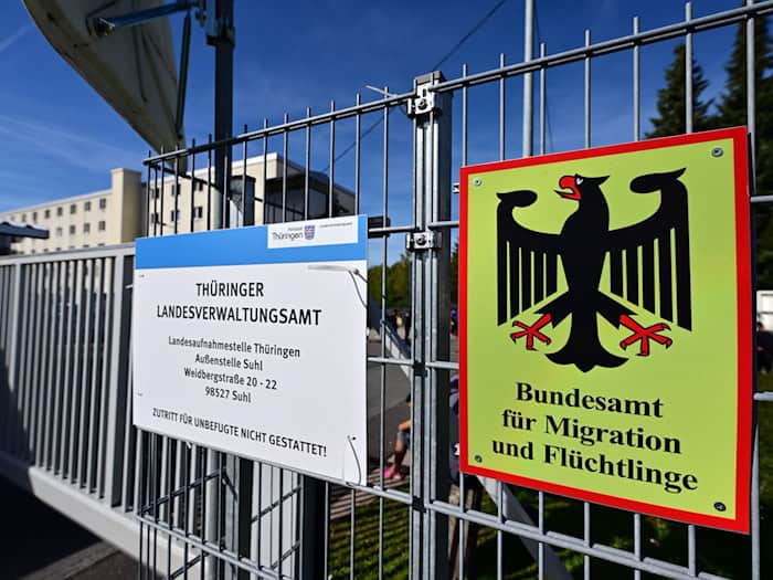 Die Erstaufnahmeeinrichtung in Suhl soll leer gezogen werden. (Archivbild) / Foto: Martin Schutt/dpa