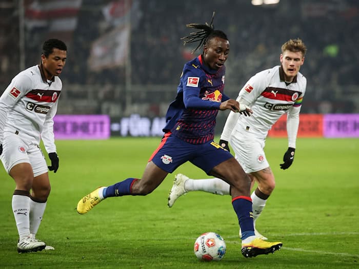 Yan Diomande (M) im Hinspiel beim FC St. Pauli. (Archivbild) / Foto: Christian Charisius/dpa