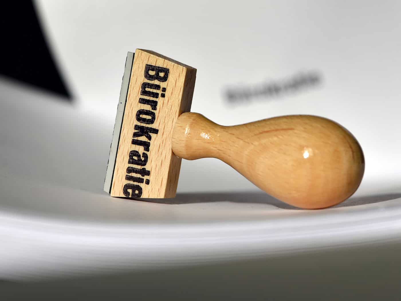 Mit einem Entlastungsgesetz will die Landesregierung den Abbau von Bürokratie voranbringen. Die oppositionelle Linke sieht das jedoch in einigen Punkten kritisch. (Symbolbild) / Foto: Ralf Hirschberger/dpa-Zentralbild/dpa
