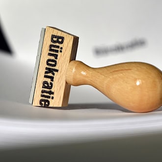 Mit einem Entlastungsgesetz will die Landesregierung den Abbau von Bürokratie voranbringen. Die oppositionelle Linke sieht das jedoch in einigen Punkten kritisch. (Symbolbild) / Foto: Ralf Hirschberger/dpa-Zentralbild/dpa