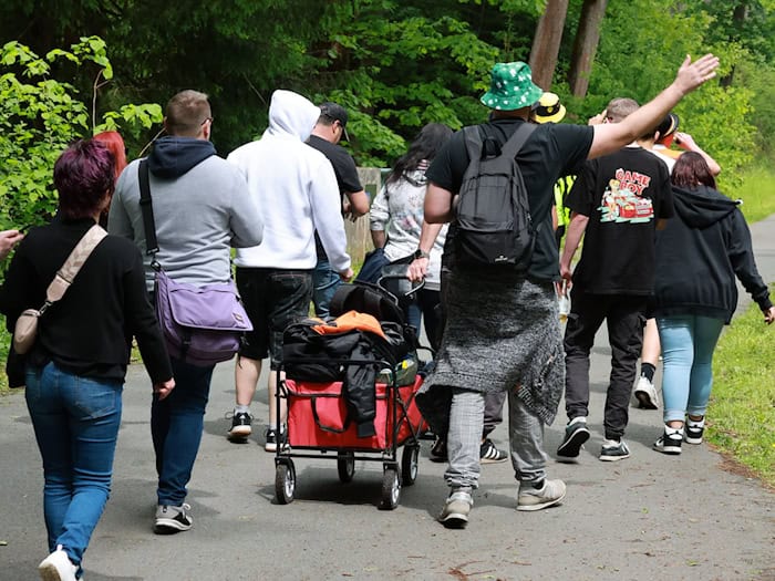 Zu Fuß ins Grüne: Den Feiertag Christi Himmelfahrt nutzen viele Thüringer für einen Ausflug mit Freunden. (Symbolbild) / Foto: Bodo Schackow/dpa