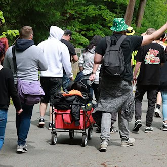 Zu Fuß ins Grüne: Den Feiertag Christi Himmelfahrt nutzen viele Thüringer für einen Ausflug mit Freunden. (Symbolbild) / Foto: Bodo Schackow/dpa